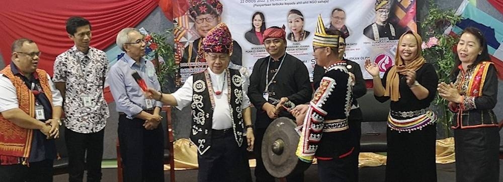 Datuk Seri Jeffrey Kitingan (4th left) hitting the gong seven times to mark the closing of the forum to commemorate the 2022 Sabah-level World Indigenous Peoples Day. — Borneo Post pic