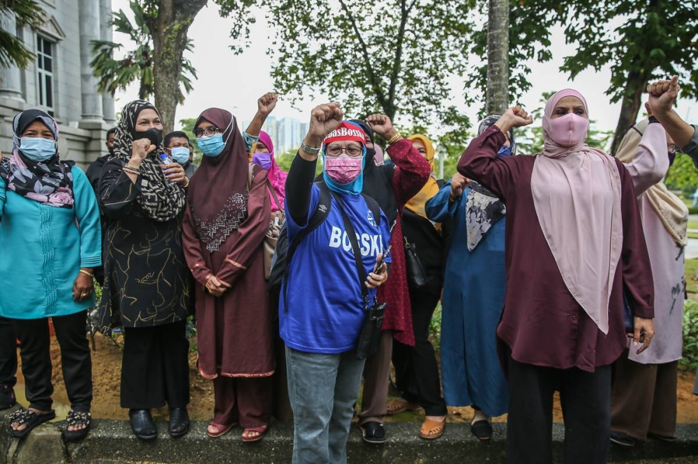 Supporters of Datuk Seri Najib Razak shout slogans outside the Federal Court in Putrajaya August 23, 2022. — Picture by Yusof Mat Isa