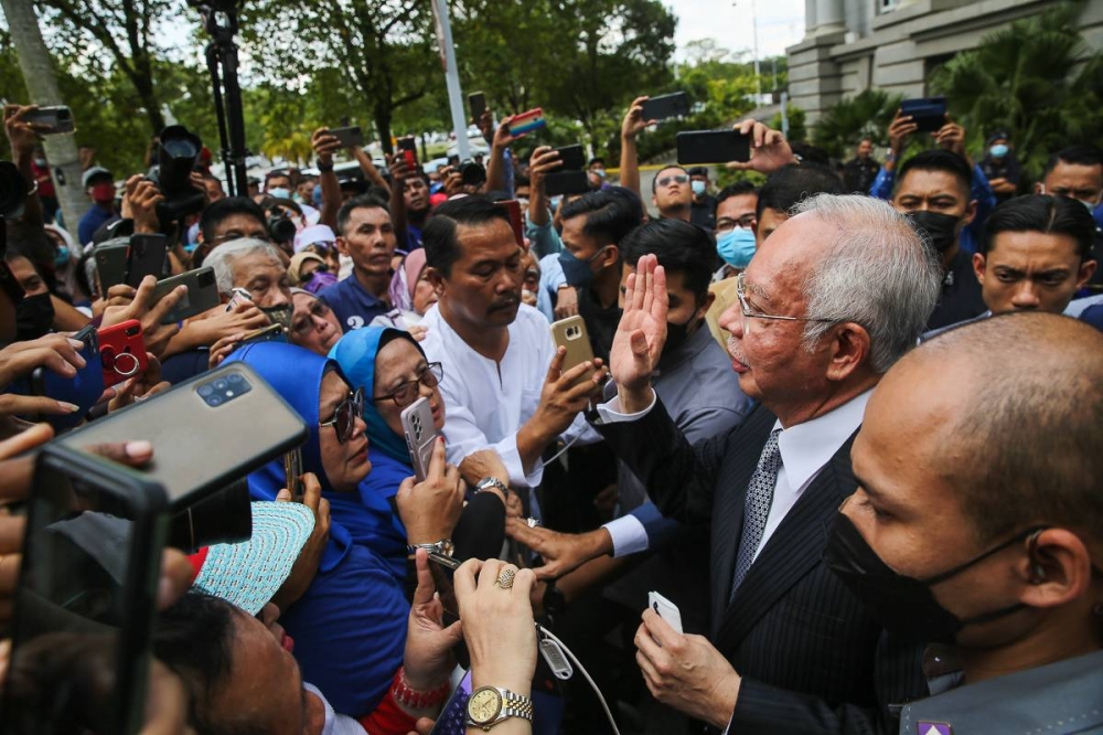 Datuk Seri Najib Razak greets his supporters outside the Federal Court in Putrajaya, August 23, 2022. — Picture by Yusof Mat Isa