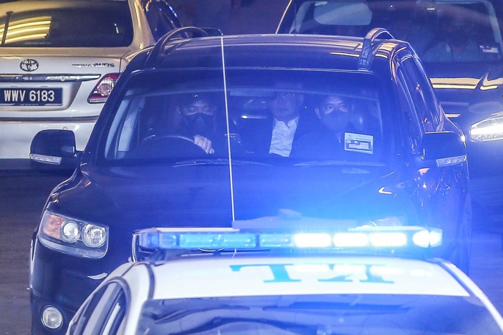 Vehicle ferrying former prime minister Datuk Seri Najib Razak is seen leaving the Federal Court in Putrajaya, August 23, 2022. — Picture by Yusof Mat Isa