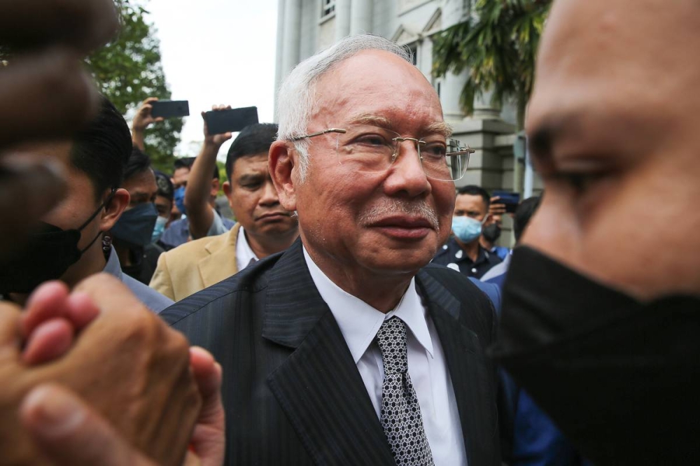 Former prime Minister Datuk Seri Najib Razak greets his supporters outside the Federal Court in Putrajaya August 23, 2022. — Picture by Yusof Mat Isa