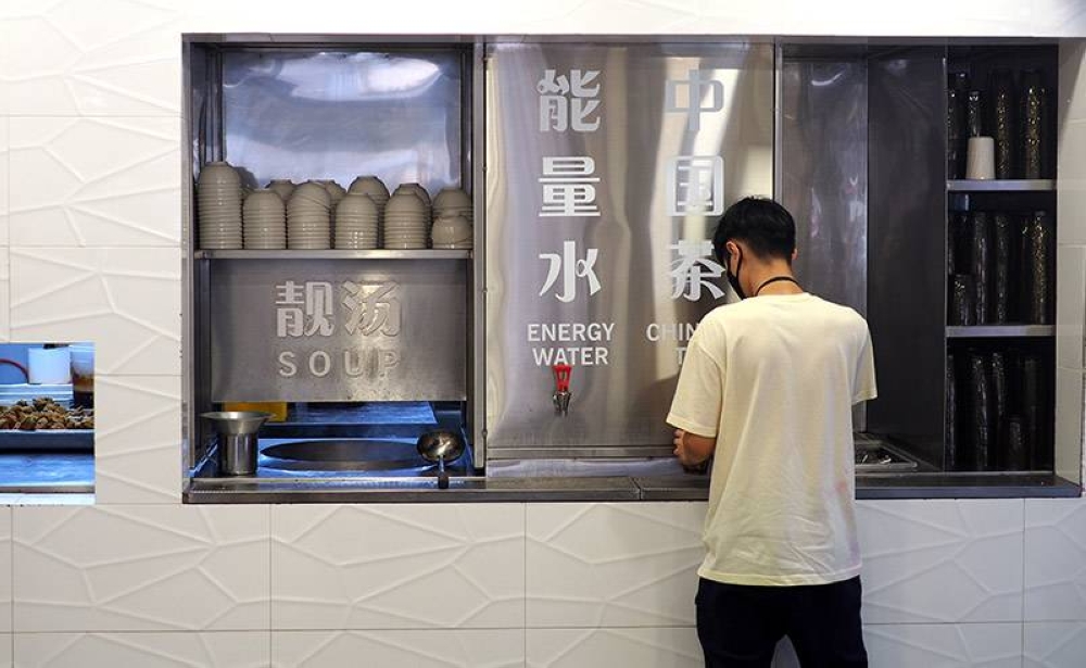 Help yourself to free soup and drinks like Chinese tea and energy water, to pair with your plate of rice and dishes