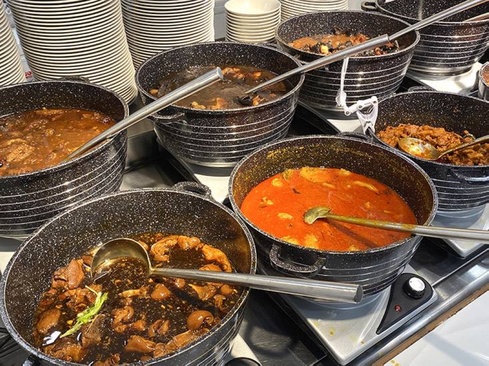 There's pots of braised dishes and curries kept warm on induction cookers