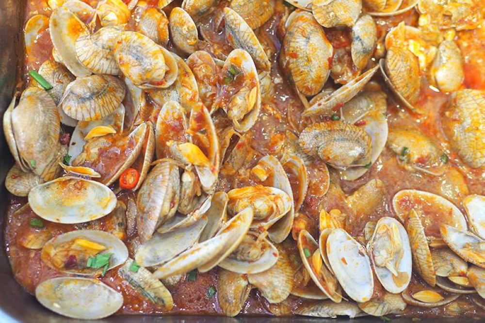 If you fancy something different, there's 'lala' clams with a spicy sauce