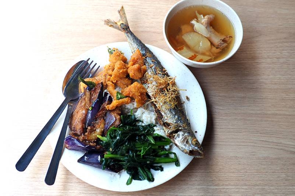 You can have a satisfying meal at Orange Mixed Rice with a selection of brinjal, salted egg yolk chicken, vegetables and a superb fried Spanish mackerel fish or 'ma yau yu.'