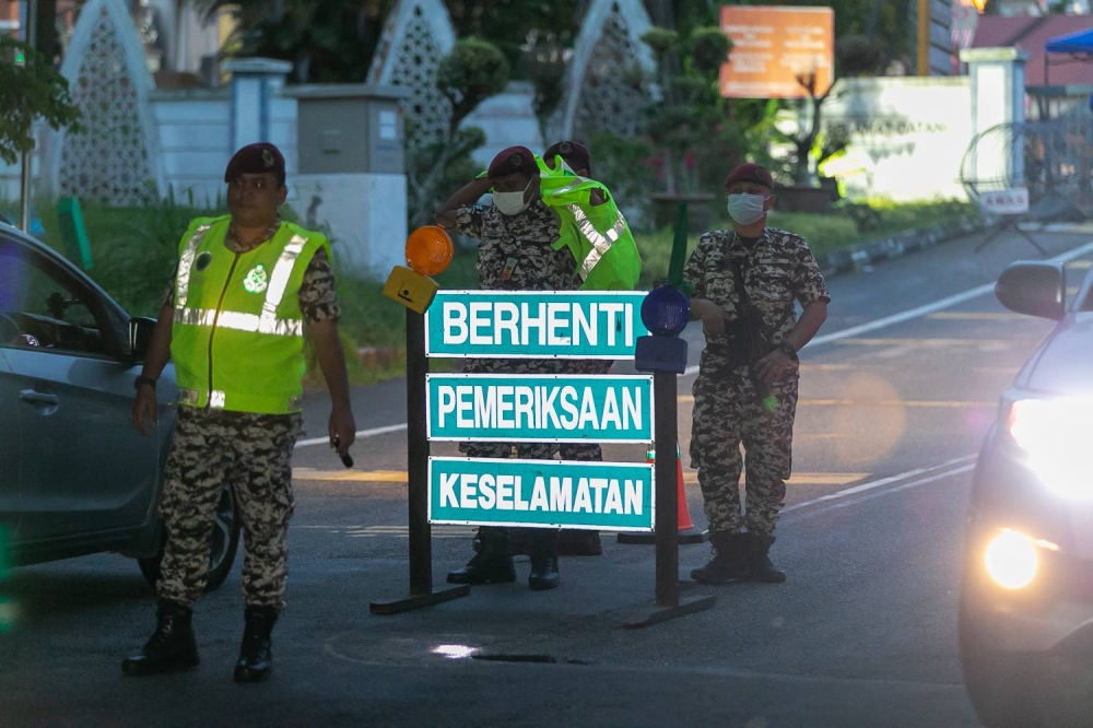 Police officers conduct general security checks at Kajang prison's entrance after Datuk Seri Najib Razak was sentenced to jail here, August 23, 2022— Picture by Devan Manuel