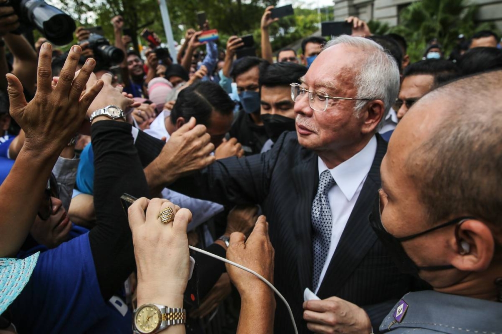 Former prime minister Datuk Seri Najib Razak greets his supporters outside the Federal Court in Putrajaya August 23, 2022. — Picture by Yusof Mat Isa