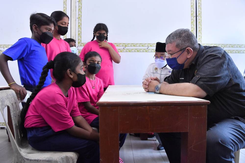 Foreign Minister Datuk Seri Saifuddin Abdullah speaks to students of Ladang Jeram National-Type School (Tamil) in Kuantan, August 24, 2022. — Bernama pic 