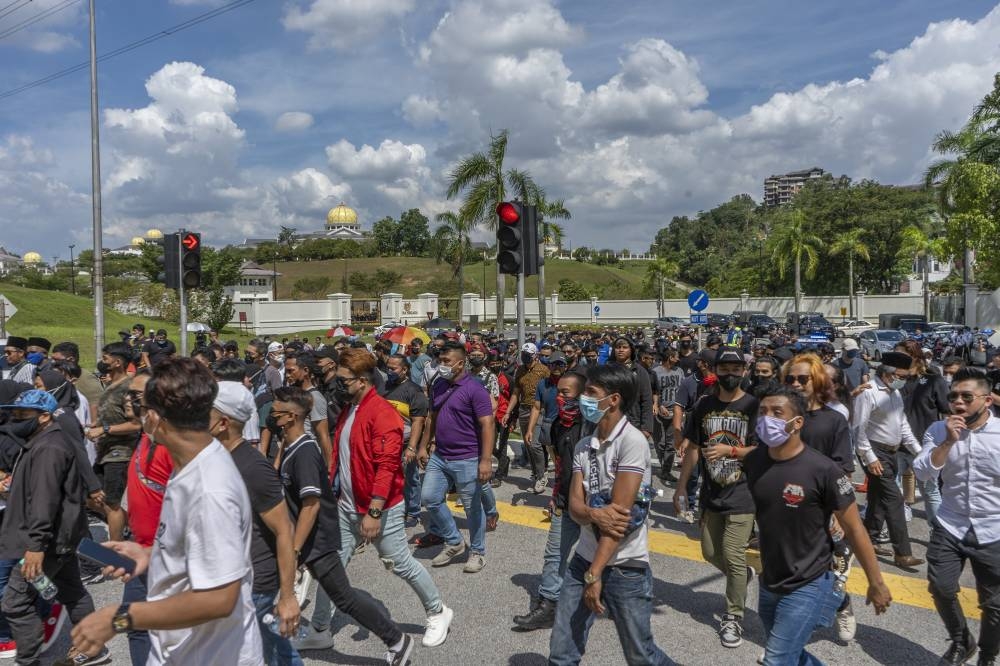 Supporters of imprisoned former prime minister Datuk Seri Najib Razak gather near Gate 3 of the Istana Negara to deliver a memorandum request for a royal pardon, Istana Negara, August 24, 2022. — Picture by Shafwan Zaidon
