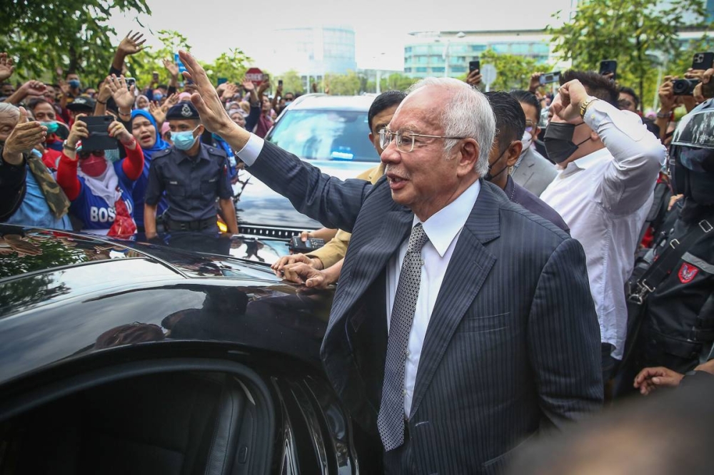 Datuk Seri Najib Razak arrives at the Federal Court in Putrajaya, August 23, 2022. The former PM has so far spent two nights in prison, after the Federal Court on Monday decided to maintain the 12-year jail sentence and RM210 million fine on him. — Picture by Yusof Mat Isa