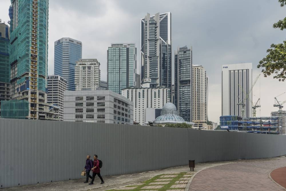 Malaysia’s leading index (LI) rebounded 5.3 per cent year-on-year (y-o-y)  to 111.7 points in June 2022. — Picture by Shafwan Zaidon