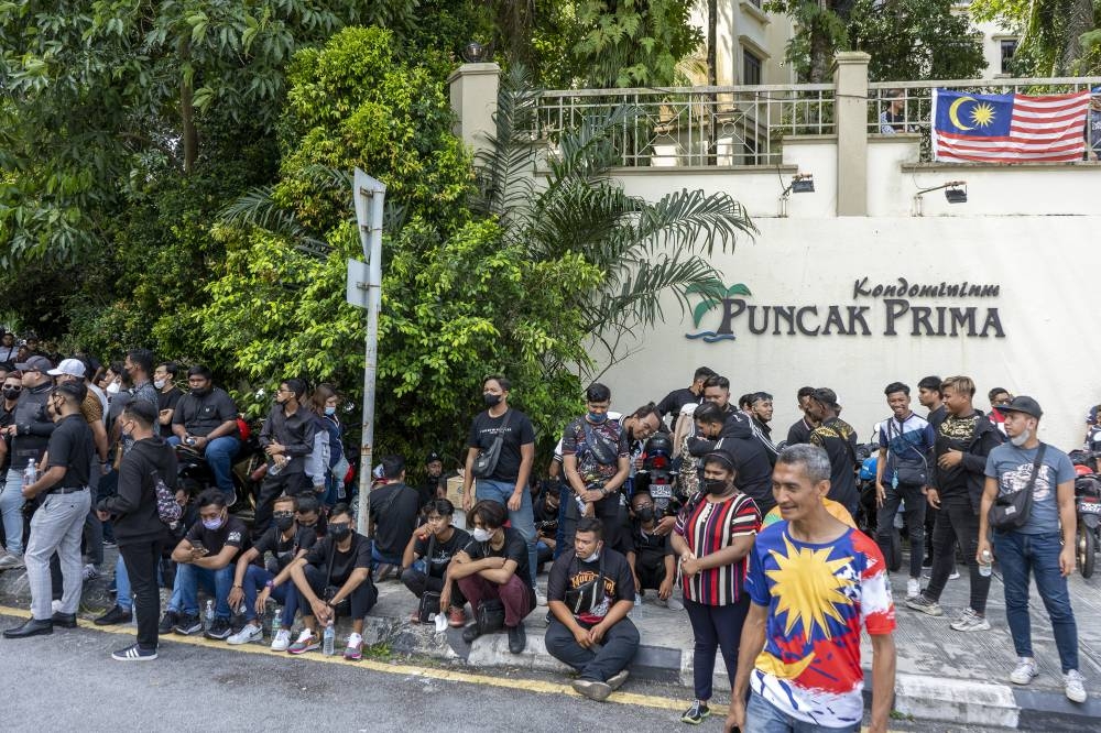 Supporters of Datuk Seri Najib Razak are pictured outside Istana Negara, Kuala Lumpur August 24, 2022. — Picture by Shafwan Zaidon