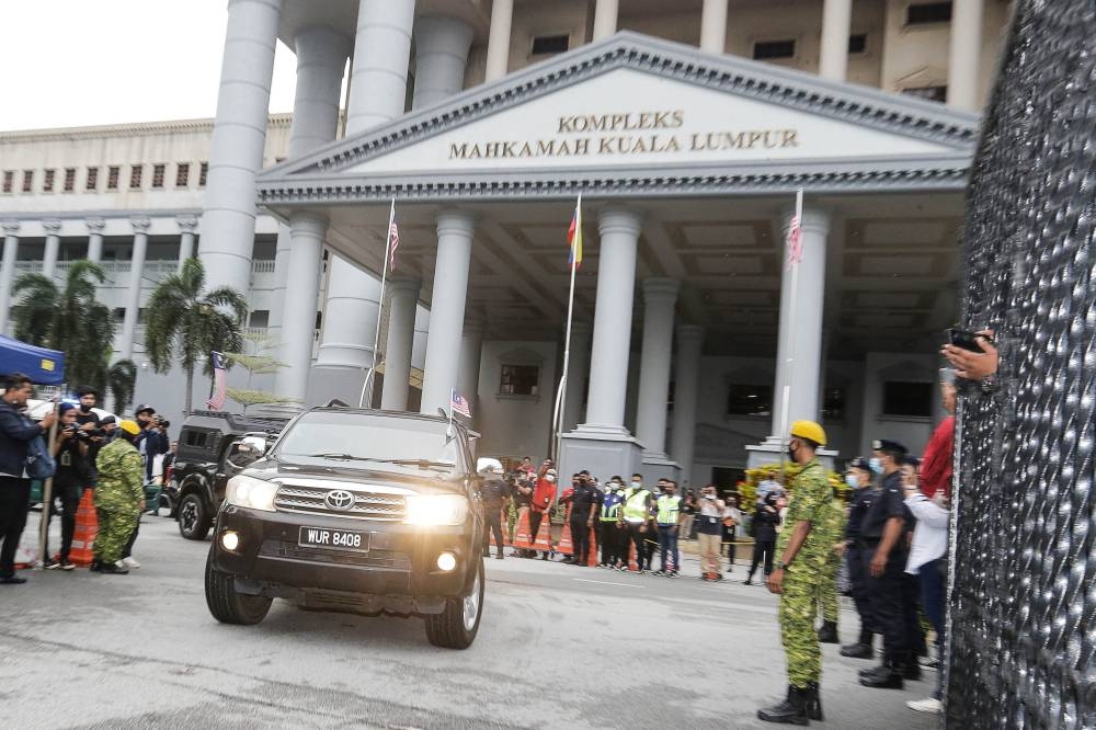 A motorcade carrying Datuk Seri Najib Razak pictured leaving the compound of the Kuala Lumpur Court Complex after the ex-premier’s 1MDB trial, August 25, 2022. — Picture by Sayuti Zainudin