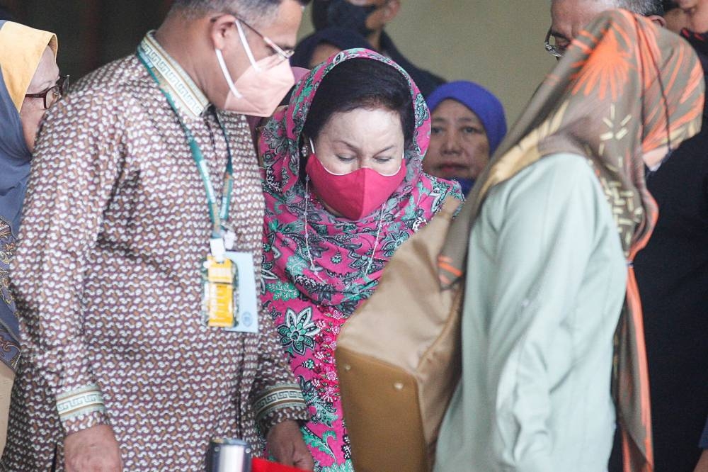 Datin Seri Rosmah Mansor pictured leaving the court compound following Datuk Seri Najib Razak’s 1MDB trial, Kuala Lumpur Court Complex, August 25, 2022. — Picture by Sayuti Zainudin
