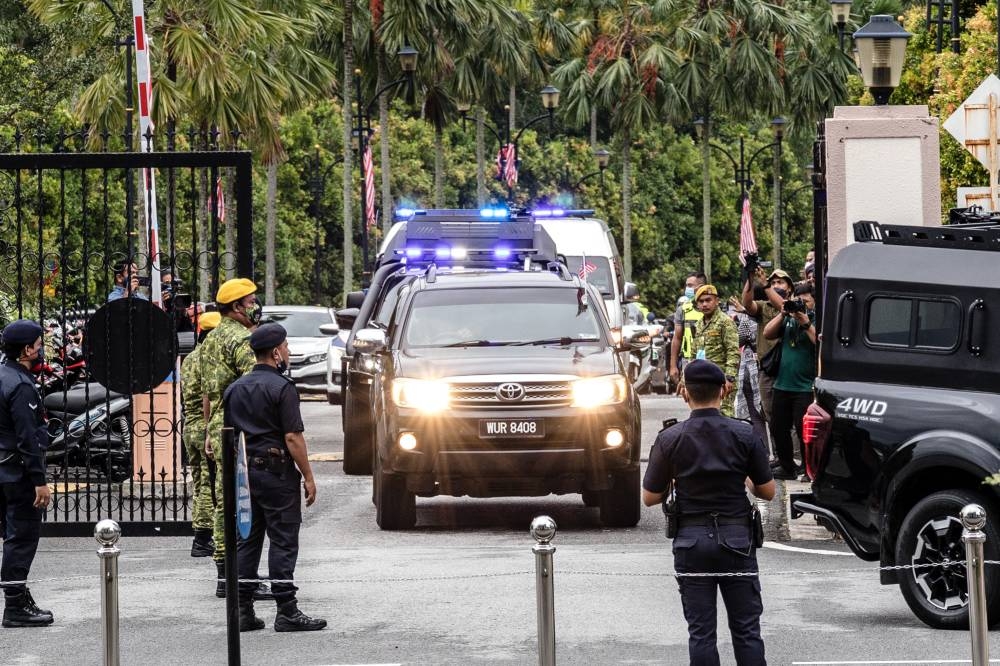 A motorcade transporting Datuk Seri Najib Razak arrives at the Kuala Lumpur Court Complex August 26, 2022. — Picture by Firdaus Latif