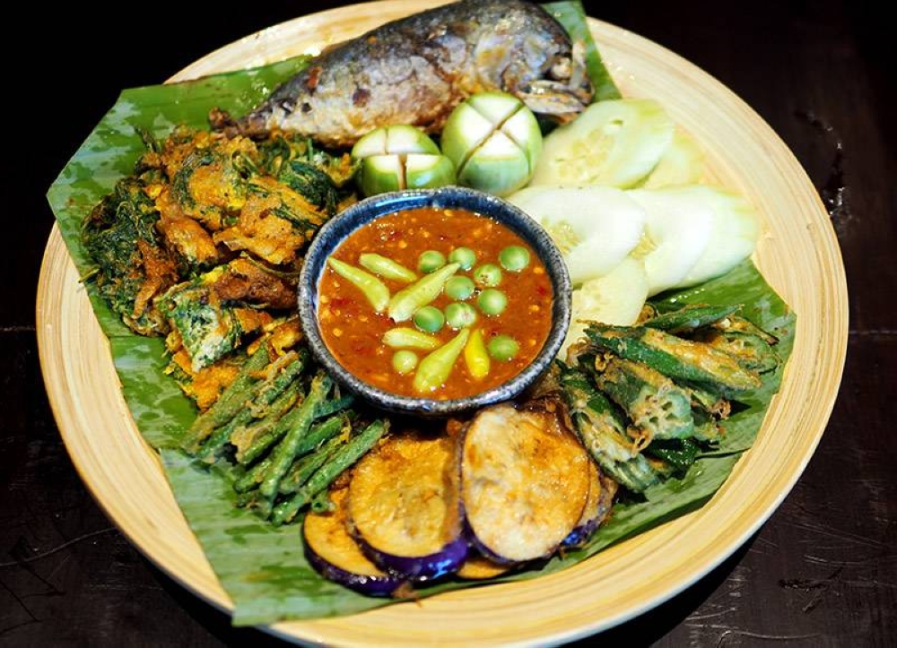 Dip a variety of fresh and fried vegetables, 'cha om' omelette and 'ikan kembung' with a fragrant, spicy shrimp paste dip