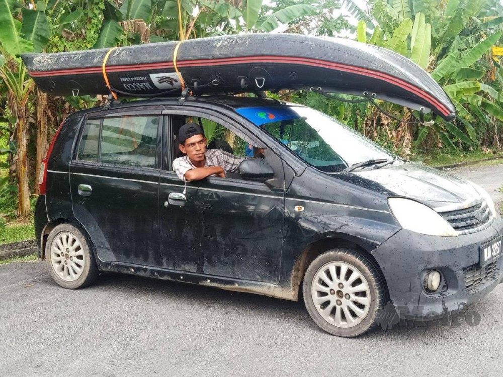 Azwan and his Viva during the massive flood last December. —  Picture via Facebook/ Azwan Omar