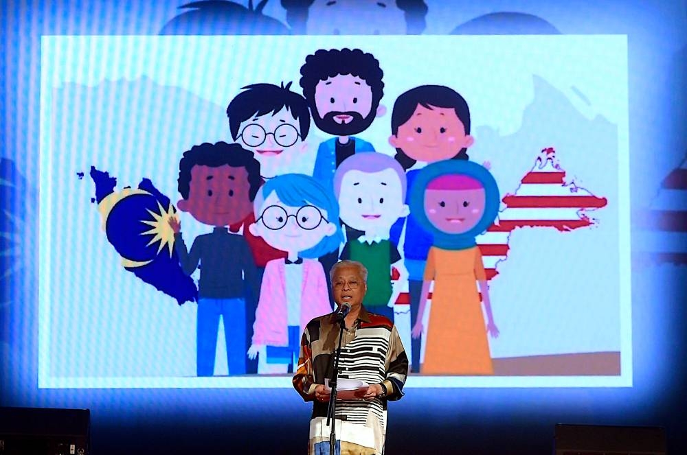Prime Minister Datuk Seri Ismail Sabri Yaakob reads out his poem at the Keluarga Malaysia Merdeka Poetry Tour 2022 in Kuala Lumpur August 26, 2022. — Bernama pic