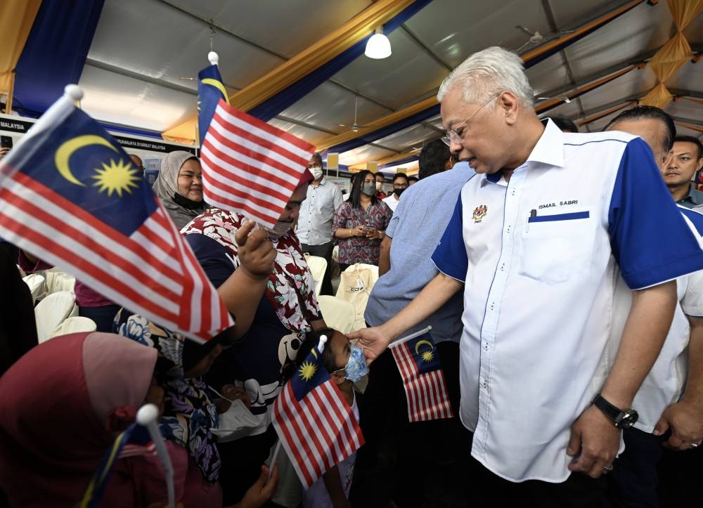 Prime Minister Datuk Seri Ismail Sabri Yaakob greets members of the public at Dataran Kerayong, Bera August 27, 2022. — Bernama pic