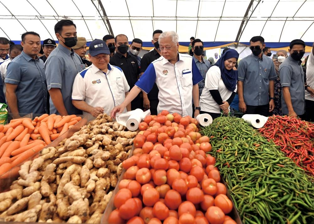 Prime Minister Datuk Seri Ismail Sabri Yaakob at the launch of the national-level Retail Sector Digitalisation Initiative (ReDI) Programme at Dataran Kerayong, Bera August 27, 2022. — Bernama pic