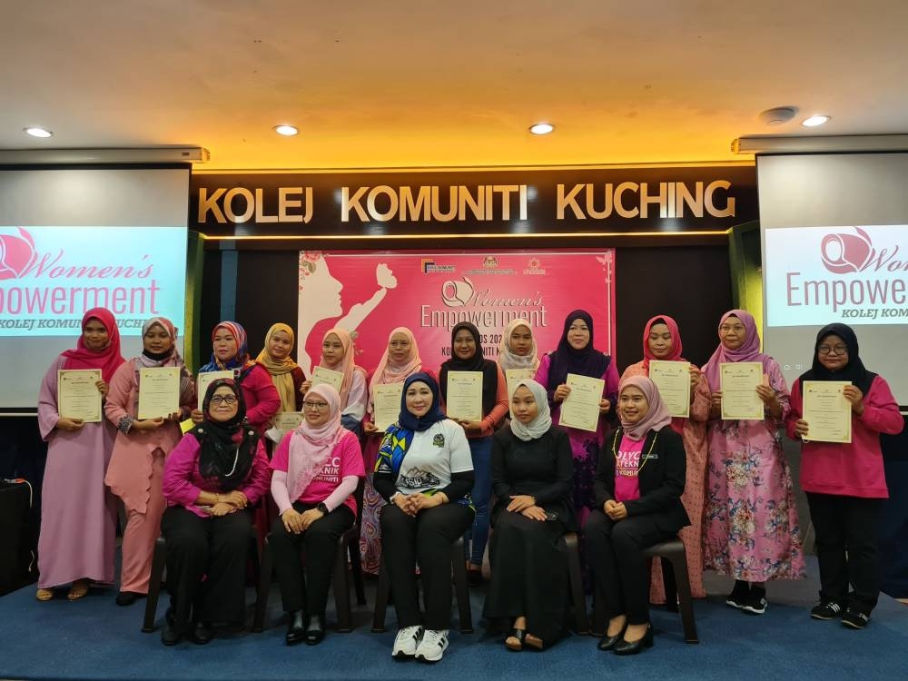 Sharifah Hasidah (seated, centre) in group photo with the organising committee and participants of the Women’s Empowerment course held at Kuching Community College, Petra Jaya today. — Borneo Post pic