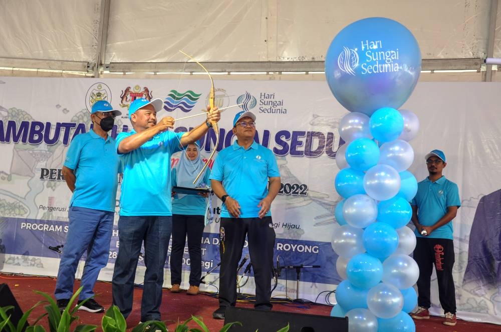 Terengganu Infrastructure, Public Facilities, Utilities and Green Technology Committee chairman Mamad Puteh (2nd left) officiating the state-level World Rivers Day (WRD) programme at Sungai Dendong, Besut August 28, 2022. — Bernama pic