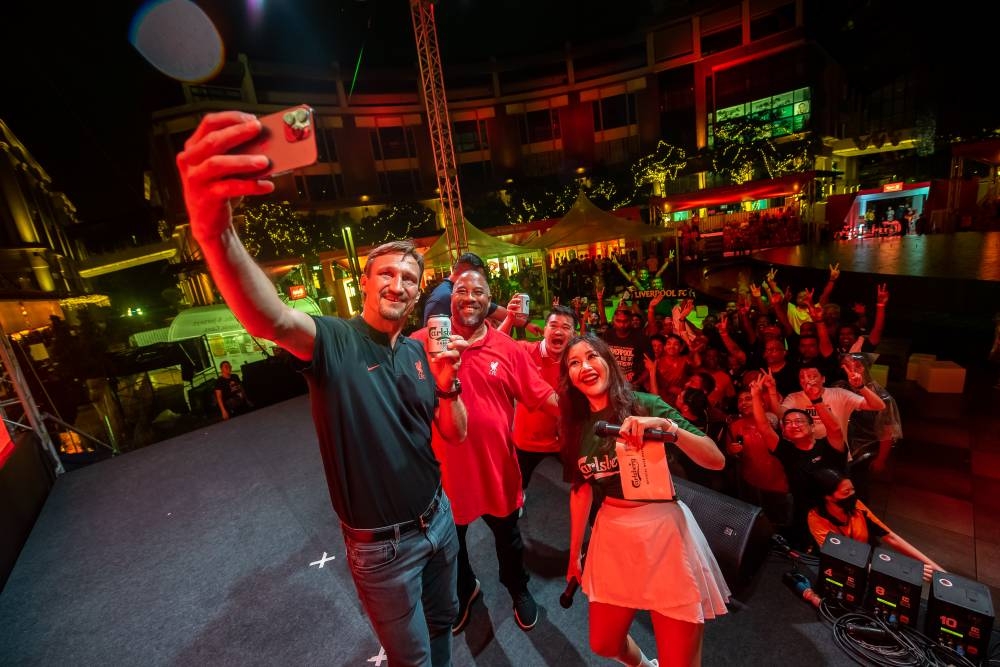 Liverpool’s legends Sami Hyypia and John Barnes take a selfie with the fans at the Carlsberg x Liverpool FC Legendary Experience held at Plaza Arkadia recently. —  Picture courtesy of Carlsberg Malaysia