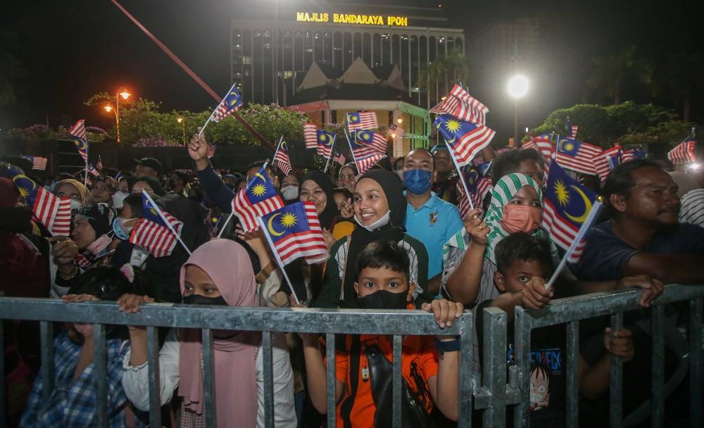 Malaysians gather at Dataran Bandaraya Ipoh to usher in National Day August 30, 2022. — Picture by Farhan Najib