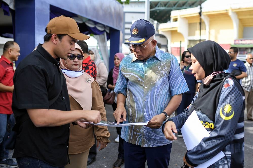 Rural Development Minister Datuk Seri Mahdzir Khalid conducting a survey of the preparations for the upcoming Malaysian Family Aspirations (AKM) tour at Darul Aman Stadium in Alor Setar August 31, 2022. — Bernama pic