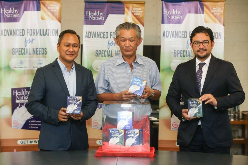 Ancom Truelife Sdn Bhd chief executive officer Joe Pramesh Ganesaguru, executive chairman Datuk Hasnul Hassan and Antah Healthcare Group chief executive officer Tunku Datuk Mohamed Alauddin Tunku Naquiyuddin unveil Healthy Nation product range. — Picture by Ahmad Zamzahuri