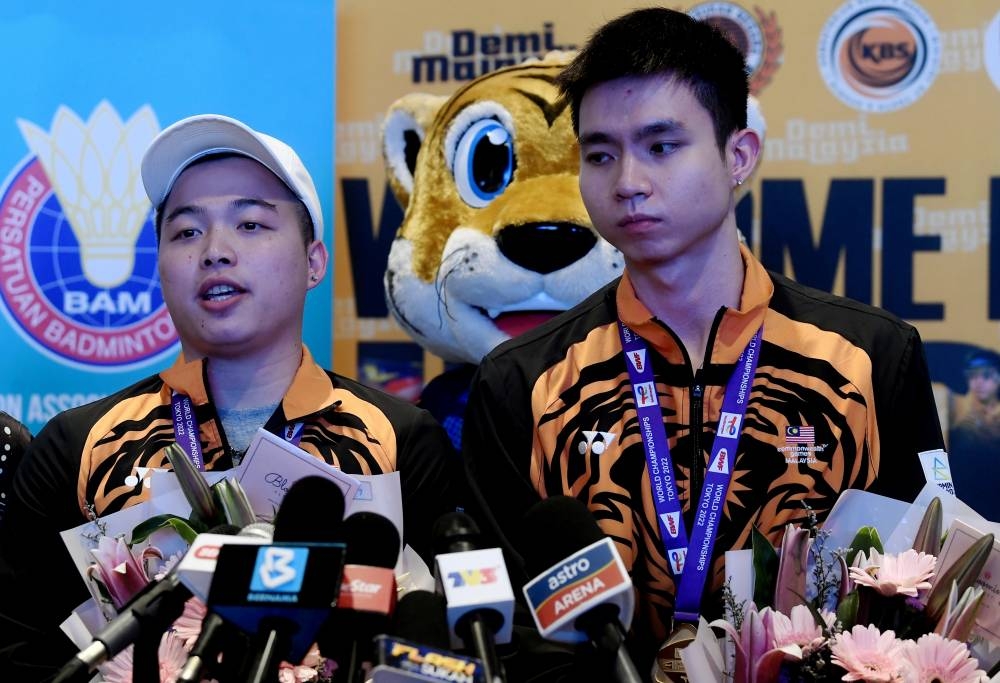 Aaron Chia (left) and Soh Wooi Yik at the Kuala Lumpur International Airport, September 1, 2022. — Bernama pic 