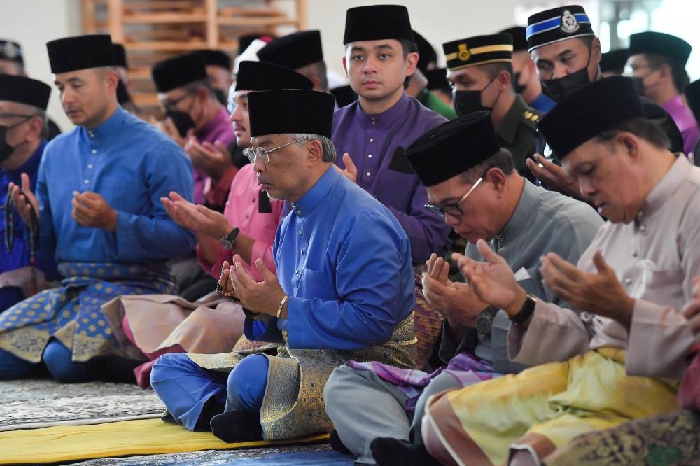 Yang di-Pertuan Agong Al-Sultan Abdullah Ri’ayatuddin Al-Mustafa Billah Shah prays at the new mosque of Bandar Tun Abdul Razak Jengka, Maran, after officiating its opening in conjunction with the 63rd Birthday of the Sultan of Pahang September 2, 2022. — Bernama pic