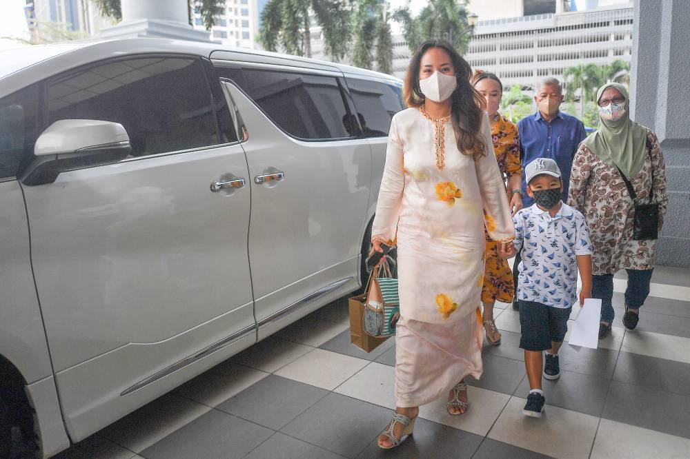 Nooryana Najwa the daughter of Datuk Seri Najib Razak with his son pictured at the Kuala Lumpur Court Complex, in Kuala Lumpur September 2, 2022. — Picture by Shafwan Zaidon