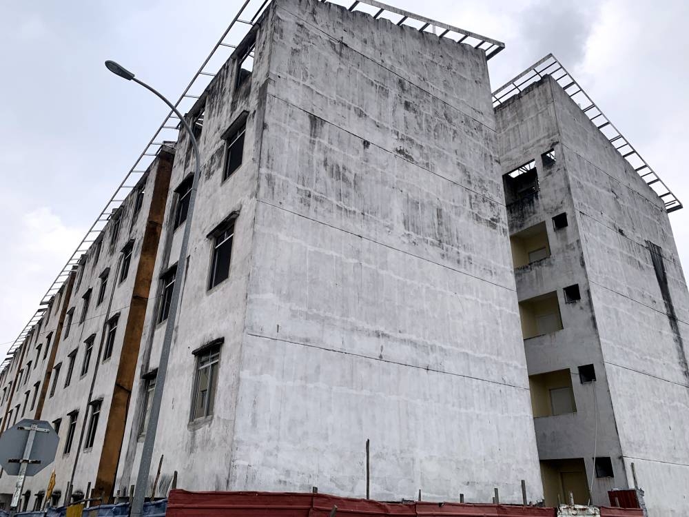 A view of a block of Taman Mount Austin flats that has been abandoned for 19 years in Johor Baru September 2, 2022. — Bernama pic