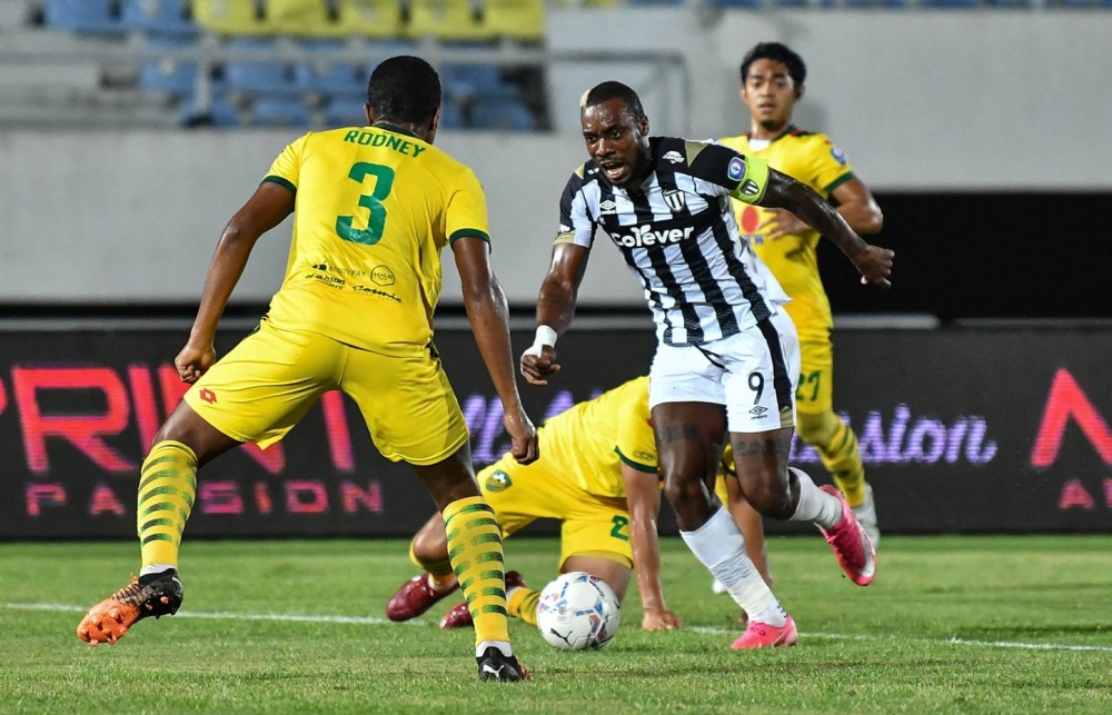 Terengganu FC’s Kpah Sherman (centre) in action with KDA FC’s Rodney Akwensivie during the Super League football match at the Sultan Mizan Zainal Abidin Stadium in Kuala Nerus July 16, 2022. ― Bernama pic