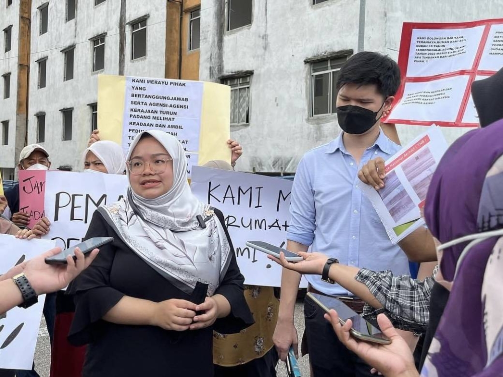 Malaysian United Democratic Alliance (Muda) deputy president Amira Aisya Abd Aziz (left) and the party’s central executive committee member Lim Wei Jiet during the press conference held at the Taman Mount Austin flats in Johor Baru. September 2, 2022 — Picture courtesy of Amira Aisya Abd Aziz