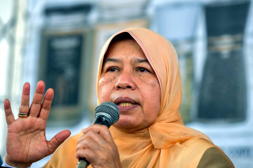 Plantation Industry and Commodities Minister Datuk Zuraida Kamaruddin speaking during a press conference in Kuching, August 25, 2022. — Bernama pic