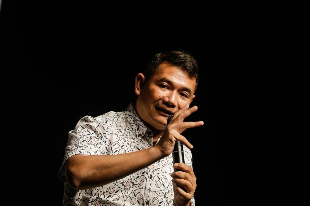 Police investigators have confiscated a phone from former Pandan MP Radii Ramli over the investigation against him for allegedly defaming a minister over the littoral combat ship scandal. —  Picture by Sayuti Zainudin