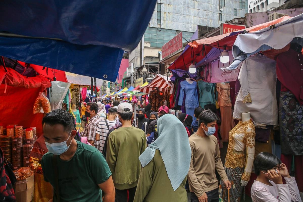 People wearing protective face masks shopping for Hari Raya Aidilfitri celebrations at Jalan Tunku Abdul Rahman in Kuala Lumpur April 21, 2022. — Picture by Yusof Mat Isa