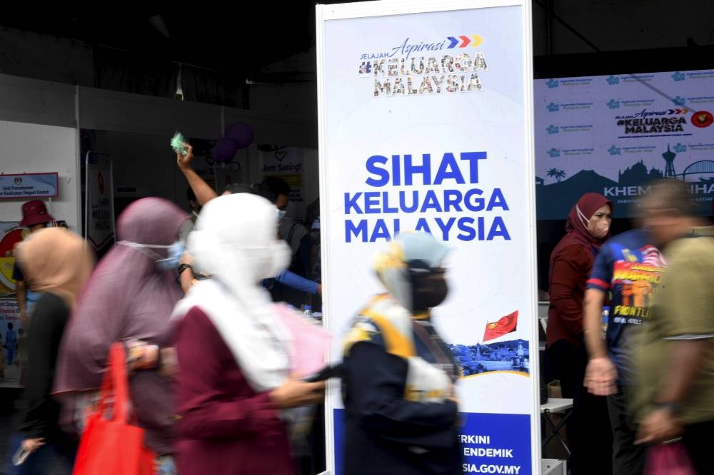 Visitors are seen at the health camp organised in conjunction with the Kedah Malaysian Family Aspiration (AKM) tour at the Darul Aman Stadium in Alor Setar September 4, 2022. — Bernama pic