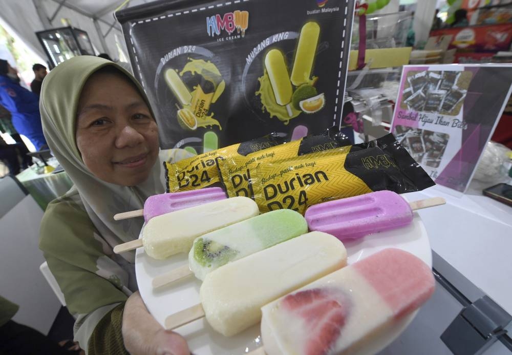 Haniza Abdullah, 52, shows her range of ice cream that includes the Musang King durian ice cream during the Kedah Malaysian Family Aspiration tour at the grounds of Darul Aman Stadium in Alor Setar September 4, 2022. — Bernama pic