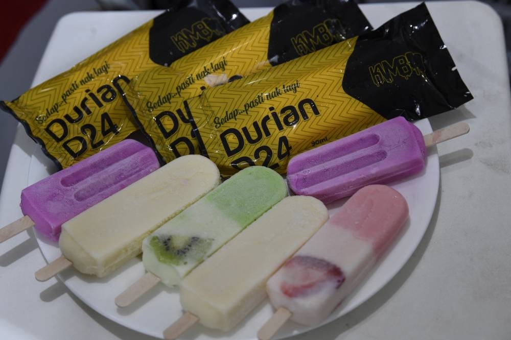 Besides the Musang King flavour, Haniza said she also sell other flavours like the D24 durians, chocolate, strawberry, Oreo, sour plum, dragon fruit, kiwi, mocha, cappuccino and corn. — Bernama pic