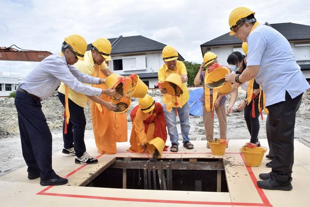 Dr Sim (centre) and others officiating the foundation work commencement ceremony for San Seng Tong Centre for Buddhism Culture and Education in Kuching September 4, 2022. — Borneo Post Online pic