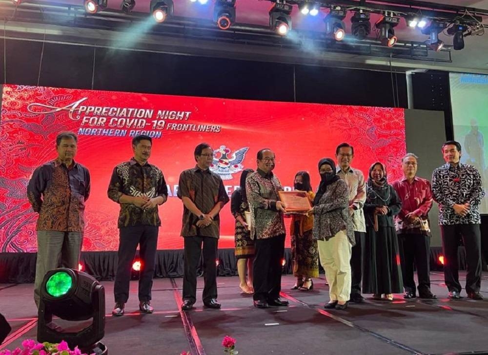 Uggah (fourth left) presents certificate of appreciation to Subis District officer Norlila Ulis, with (from left) Ik Pahon, Ripin, Dr Rundi, Lee, Rosey, Dr Nuing and Dennis looking on. — Borneo Post Online pic