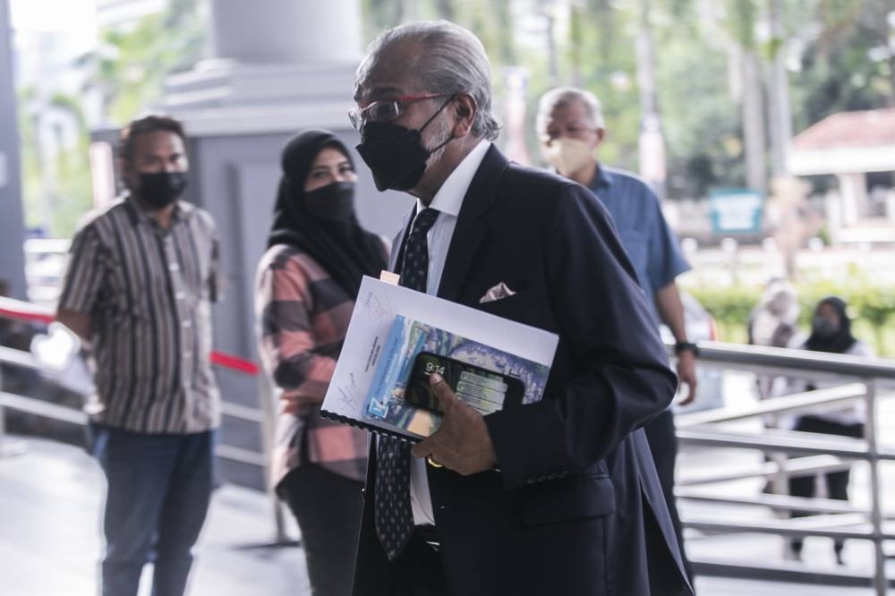 Lawyer Tan Sri Mohammad Shafee Abdullah arrives at the Kuala Lumpur Court Complex, September 5, 2022. — Picture by Hari Anggara