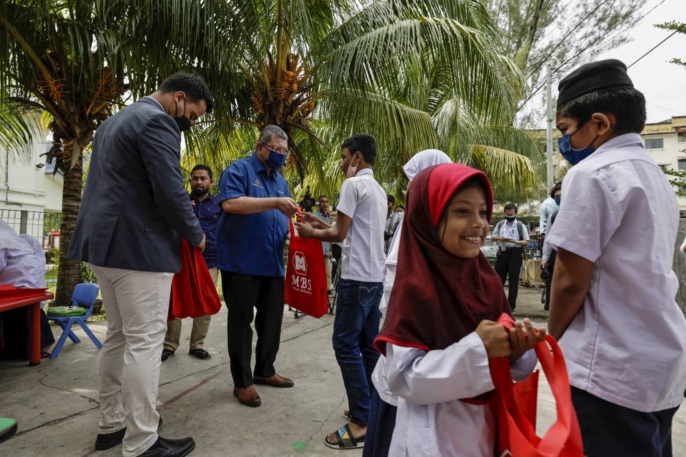 Foreign Minister Datuk Seri Saifuddin Abdullah visiting Rabbaniyah Educare, a school for Rohingya children in Kuala Lumpur September 5, 2022. — Bernama pic