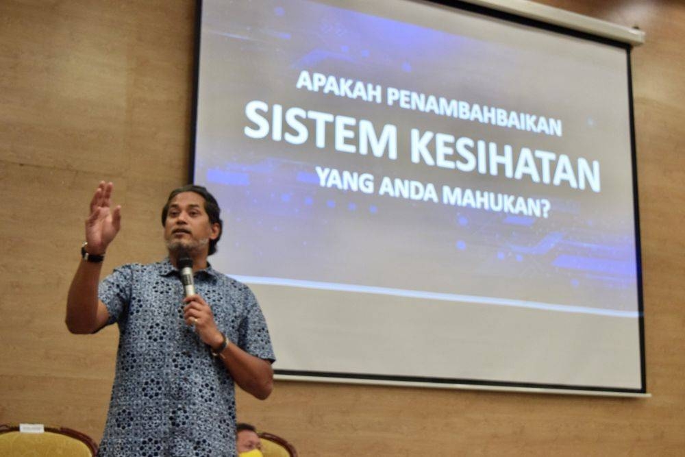Khairy speaks during a Health White Paper Development town hall session at the Sarawak General Hospital September 5, 2022. — Borneo Post pic
