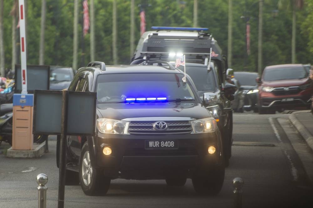 A motorcade ferrying Datuk Seri Najib Razak arrives at the Kuala Lumpur High Court September 6, 2022. — Picture by Shafwan Zaidon