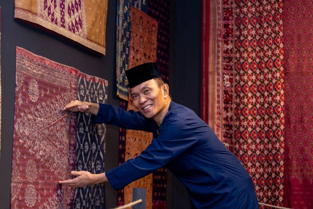 Ang shows off the ‘pucuk rebung’ motif commonly found in Malay textile design. According to him, a Malay textile is one that is designed according to ‘cara Melayu’ or the style of the Malays.