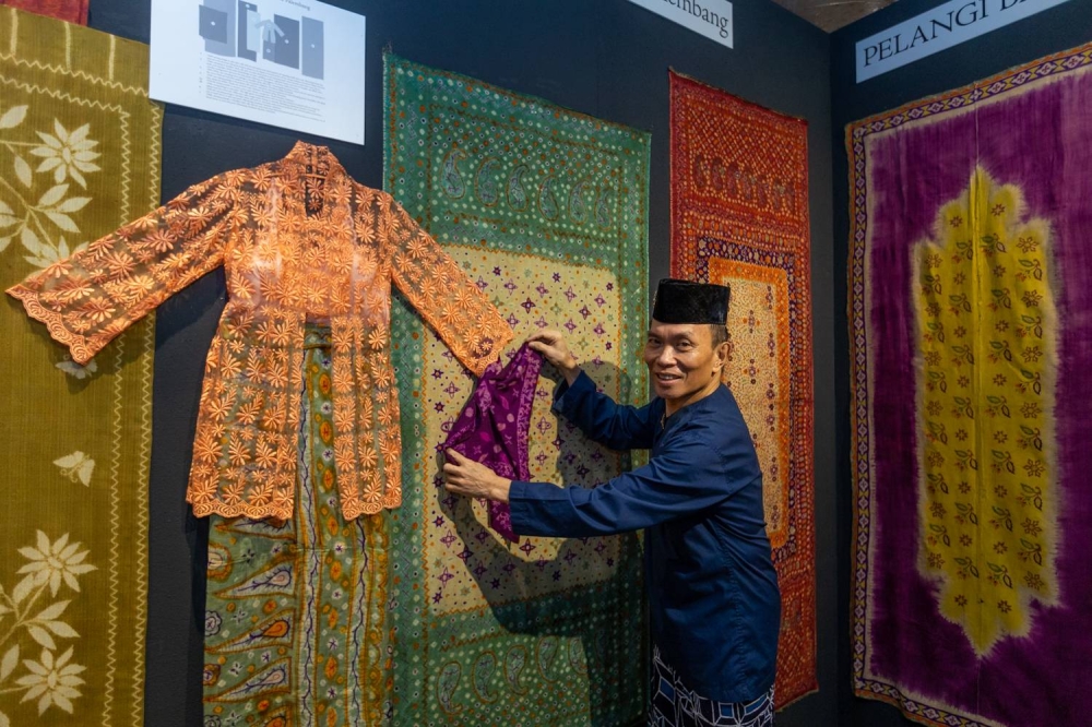 In curating the exhibition, Ang shared that he also had to consider the visual aesthetics of the ensembles displayed, taking care to balance historical accuracy while effectively showing off the beauty of each piece.